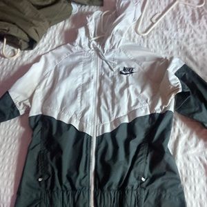 Selling cute Nike wind breaker.